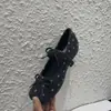 Elegantes y estilosos zapatos de salón para mujer, con un diseño que realza la altura, perfectos para el otoño de 2026. Estas bailarinas retro de estilo coreano con lunares, puntera cuadrada y apertura poco profunda son imprescindibles.