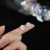 Aretes de botón de trébol de cuatro hojas con circonita completa para mujer, aretes y joyería para orejas de diseño nicho fresco de primavera y verano al por mayor