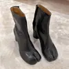 Botas femininas de tornozelo estilo novo 2026 em couro genuíno, botas femininas versáteis de salto alto em couro, nicho com salto grosso e bico dividido, botas estilo Martin com salto grosso