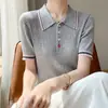 Camiseta de tricô branca com gola polo, de manga curta, elegante, deslumbrante e moderna para mulheres, novo estilo de verão, top pullover versátil e que rejuvenesce.