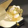 Elegante Broche de Camelia de Perla de Agua Dulce y Nácar Natural de Alta Gama, Pin Floral de Rosa Único, Accesorio para Mujer