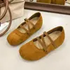 Zapatos Mary Jane planos de estilo francés con tacón oculto, perfectos para el otoño de 2026, una combinación deslumbrante con faldas, bailarinas y zapatos inspirados en Birkenstock