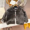 Conjunto de Primavera para Niños Chaqueta Retro a Rayas Cárdigan Estilo Coreano Infantil Conjunto de Tres Piezas de Mezclilla con Bolsillos Patchwork Primavera y Otoño