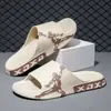 Pantuflas para hombre, nuevas de suela gruesa para uso interior en casa, pantuflas antideslizantes para baño, adecuadas para usar al aire libre, estilo fresco para hombre