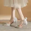 Salto Alto com Tira de Corrente de Pérolas para Mulheres 2025 Novos Sapatos de Casamento Sapatos de Noiva Sapato Único com Laço de Fita Bico Fino para Mulheres