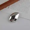 Broche Metálico Largo en Forma de Gota Brillante Europeo y Americano, Pin Versátil Geométrico Simple, Accesorio de Nicho de Gama Alta para Mujeres