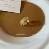 Anel Dourado Estilo Antigo com Brilho de Diamante para Mulheres Retrô Nicho Alto Padrão Luxo Leve Versátil Aberto Tendência 2025