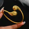 Pulsera de acero inoxidable dorada transfronteriza, traje de pulsera de trébol de cintura pequeña con tachuelas, brazaletes dorados