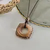 Collar transfronterizo europeo y americano de resina marrón ovalada y cuadrada con cordón de cuero, cadena para la clavícula de lujo ligero de nicho, accesorio para mujer estilo vacacional