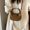 Bolsa de ombro feminina 2026, camurça sob o braço, luxo leve, outono, em formato de coração, novo estilo fashion, bolsa de mão simples, transversal