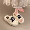 Pantuflas peludas de suela gruesa de moda para mujer, nuevo modelo 2026, mocasines de gamuza para el hogar, lindas pantuflas de algodón para usar en otoño e invierno al aire libre