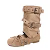 Botas femininas estilosas de outer wear empilhadas com furos, bota de cano médio com bico redondo estilo ballet, com palmilha interna removível de dois sentidos para aumentar a altura, bota com fivela de cinto