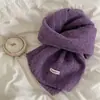 Elegante bufanda de color liso estilo coreano con lana, versátil y elegante, perfecta para estudiantes, proporcionando calor en invierno, una opción popular para mujeres