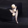 Nuevo broche de perlas de moda para mujer, hebilla de bufanda de diamantes de imitación, hebilla antiexposición, broche de ramillete de cristal, joyería en stock, venta al por mayor