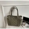 Bolsa Tote de Algodão Acolchoada Casual para Mulheres 2025 Inverno Nova Grande Capacidade Casual Roupa de Trabalho Estudante Aula Bolsa de Ombro