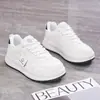 Zapatillas Blancas Estilo Nuevo Primavera y Otoño 2026 para Mujer, Zapatos Deportivos Versátiles de Moda Coreana, Zapatos Casuales con Suela Gruesa para Aumentar la Altura Q5617