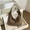 Bolso tote de remaches estilo coreano para mujer, nuevo diseño de moda de nicho otoño 2026, bolso de hombro cruzado mate