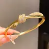 Pulseira com Fecho de Nó em Zircônia Banhada a Ouro 18K Real Pulseira de Luxo Leve Toque de Alto Padrão Senso de Design Joia de Mão de Nicho Atacado