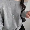 Livre e desinibido~ Colar longo com pingente de peixe pequeno fosco para mulheres, luxo leve, nicho, senso de alta qualidade, corrente para clavícula, acessórios de verão