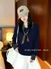 2026 Principios de Otoño Nuevo Estilo Cuello Polo Rayas Bufanda de Seda Tejido Estilo Universitario Top de Manga Larga Suave Favorecedor Versátil Mujer