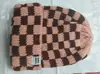 Gorro de punto a cuadros transfronterizo para mujer, diseño retro de bloques de color para otoño e invierno, circunferencia de cabeza grande, efecto adelgazante del rostro, con estampado de logotipo