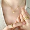 Collar de lujo ligero con diseño de nicho, ideal como regalo de cumpleaños para mujer, con colgante de hoja de ginkgo de acero y titanio del mismo estilo para blogueros europeos y estadounidenses.