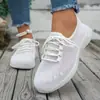 Zapatillas casuales de malla transpirable con cordones y tejido flyknit, nuevas para Primavera y Otoño, disponibles en tallas grandes para exportación, zapatos de malla para mujer en stock