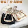 Fabricantes al por mayor de bolsos de nailon anti-salpicaduras para mujer, bandolera portátil, bolso de estilo étnico, bolso tote de gran capacidad para mujer