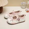Sapatilhas redondas infantis com detalhes de laço, novo estilo 2026, sapatos baixos estilo coreano para meninas, sapatos Mary Jane fofos para estudantes