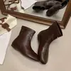 Botas Martin femininas estilosas, novo modelo 2026, botas curtas femininas com aumento interno de altura, bico dividido, sola plana, botas estilo western retrô com bico redondo