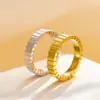 Venda Quente Transfronteiriça Anel Fino Zircônio Colorido Zircônio Branco Anel de Dedo Simples Moda Empilhado com Diamante Esculpido Finamente em CNC Anel Extremamente Fino de Aço Titânio