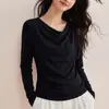 Elegante Camiseta Irregular Color Café con Escote Asimétrico para Mujer, Diseño Otoñal, Ceñida a la Cintura, Top de Manga Larga Ajustado, Blusa Adelgazante