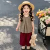 Conjunto de Calça Vermelha e Colete Xadrez para Meninas 2026 Nova Moda Coreana Conjunto Elegante de Duas Peças para Meninas Pequenas Tendência