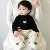 Camiseta de manga larga para bebé, unisex, ropa infantil, cuello semi-alto, capa interior cálida, diseño de oso de dibujos animados estilo coreano