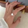 Anel de Corrente com Pingente Redondo em Relevo 3D para Mulheres, Estilo Europeu e Americano, Cor de Moeda, Anel Aberto Versátil, Anel para Dedo Indicador de Nicho
