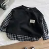 Moletom falso de duas peças para meninos, novo estilo 2026, blusa infantil xadrez com retalhos da moda, pulôver estiloso de caimento solto para primavera e outono