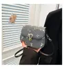 Bolsa Pequena Quadrada de Mão com Pérolas Casual e Fashion para Mulheres 2025 Verão Moderna Nova Corrente de Renda Ombro Único Transversal Bolsa Pequena Quadrada