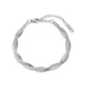 Conjunto de Colar com Cruz de Ouro K e Aço Titânio Estilo Europeu e Americano, Estilo Minimalista Popular entre Influenciadores, Modelo Feminino com Corrente