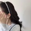 Diadema a Cuadros Estilo Coreano con Pequeña Etiqueta Dorada para Mujer 2026 Nueva Diadema de Temperamento Dulce Suave Versátil para Salir Pinza para el Cabello