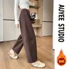 Calça cinza, cropped, de corte largo e solta - o novo estilo de 2026, um conjunto moderno de inspiração coreana, com caimento relaxado, perfeito para o outono