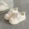 Sapatos Brancos Femininos 2026 Primavera Nova Chegada Estilo Quente Sapatos de Nicho Bico de Concha Sapatos Plataforma Versáteis Casuais Esportivos para Estudantes