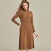 [100% Lã] Vestido Tricô Elegante e de Alta Qualidade para Primavera e Outono com Renda Trançada, Gola Alta, Cintura Marcada, Corte A, Cintura Alta