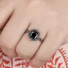 Anillo Negro de Nicho de Alta Gama con un Diseño de Moda Único, Anillo Tachonado de Circonita para Mujer, Anillo Trendy de Aleación de Zinc de Lujo Ligero al por Mayor