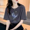 Camiseta Solta Nova de Manga Curta para Mulheres Verão Novo Estilo Lindo Design de Blusa Estampada Gola Redonda Feminina Primavera & Outono