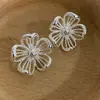 Novos Brincos Minimalistas de Moda Estilo Chinês Leve Luxo High-End com Flor Vazada, Versáteis para o Dia a Dia, Acessórios de Orelha com Design Único
