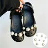 Decoraciones de zueco de dibujos animados abeja linda piña accesorios DIY hebillas de zapato dijes para zapatos versátil transfronterizo en stock al por mayor