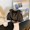 Bolsa de ombro vintage em couro macio para mulheres, com design único, fecho de cordão e estilo casual versátil, perfeita para o outono