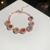 Pulseira geométrica floral oca em formato de diamante de zircônia, um acessório luxuoso e de alta qualidade, uma joia única e estilosa que complementa qualquer look, projetada para mulheres.