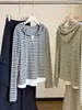 Camiseta de manga larga a rayas con capucha de dos piezas falsas para mujer, nueva moda de otoño casual, sudadera con capucha adelgazante que reduce la edad