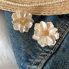 Pendientes de botón de camelia texturizados de lujo ligero de estilo fragante para mujer Pendientes de moda elegantes retro de estilo francés distintivos que combinan con todo